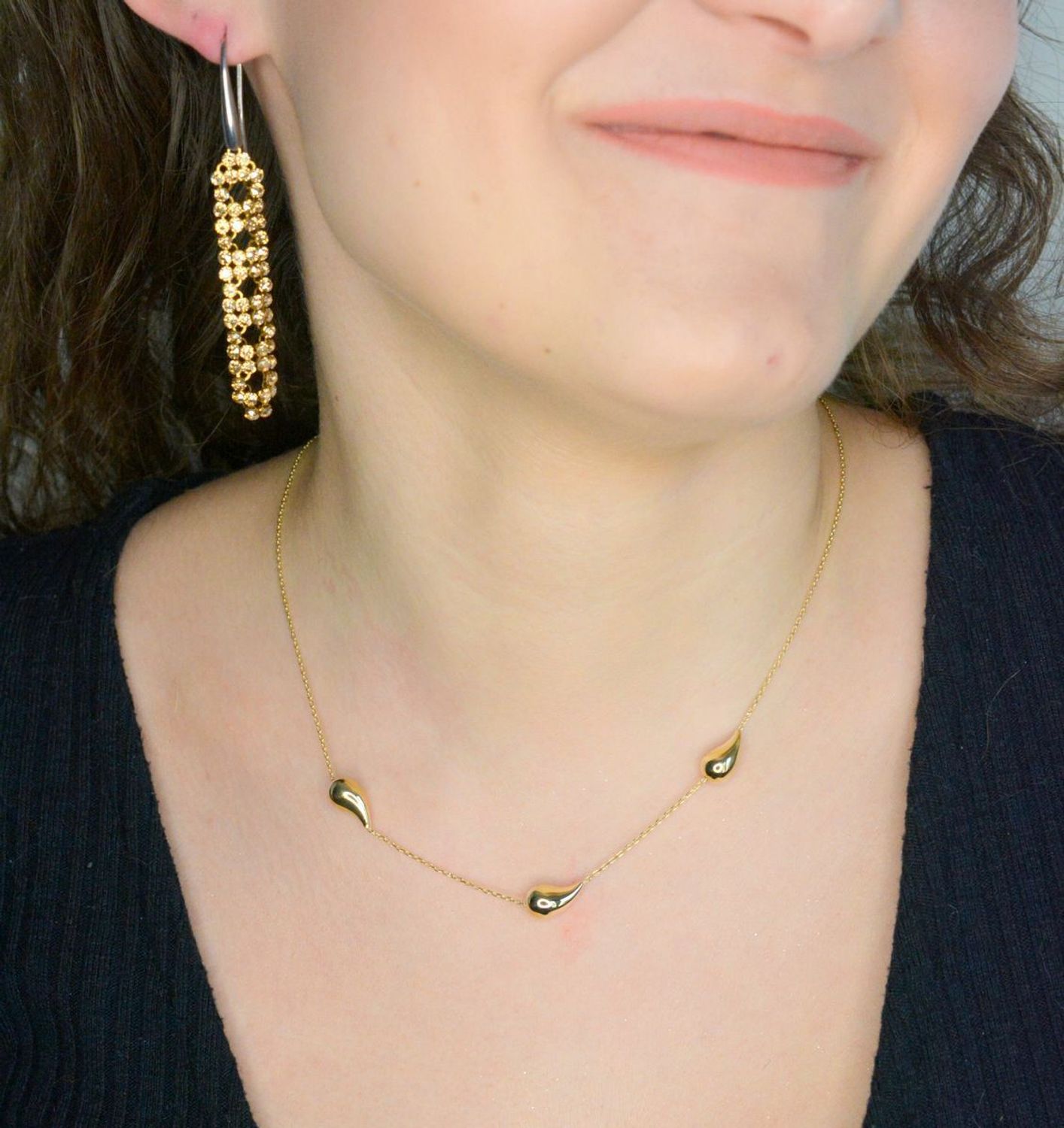 Naszyjnik złoty trzy łezki próba 375, NA 3648 375 Delikatny naszyjnik wykonany z najwyższej jakości złota próby 375. Złoty naszyjnik idealnie sprawdzi się w minimalistycznych zestawieniach na co dzień1.jpg